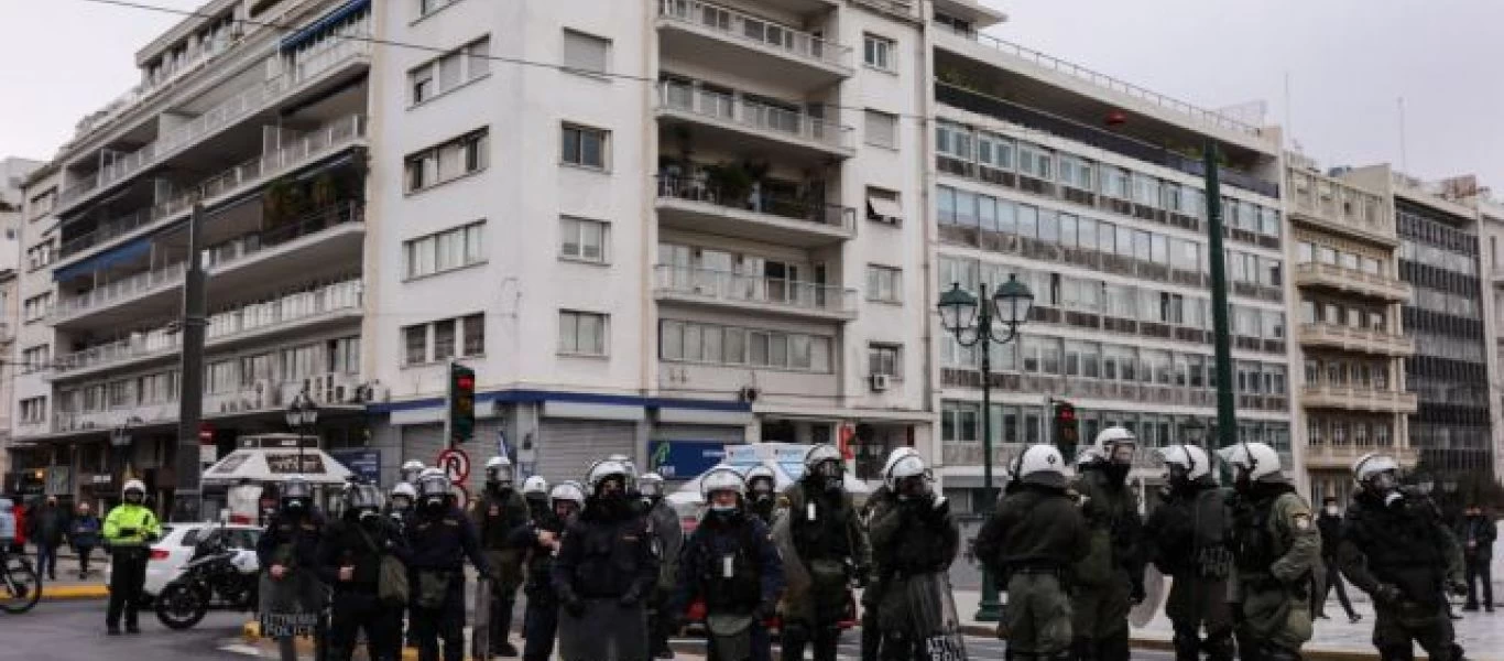 Προπύλαια: Επεισόδια μεταξύ διαδηλωτών και ΜΑΤ - Η ανακοίνωση της ΕΛ.ΑΣ